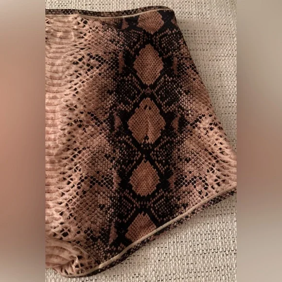 SKIMS Fits Everybody Boyshort in Clay Snakeskin size Medium - Picture 6 of 7